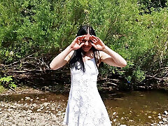 घर के बाहर नंगा, मेरी बिल्ली और पेशाब