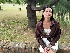 पर्यटक लड़की एक लकड़ी में गड़बड़ कर दिया गया है. एक सुंदर अजनबी के साथ आउटडोर सेक्स