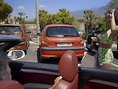 कैथी बी बकवास हो जाता है और मुश्किल आउटडोर बढ़ा