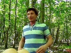 sexe dans les bois avec une salope tatouée aux gros seins