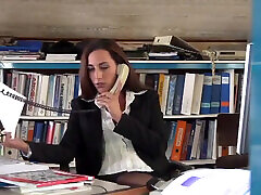 sexe à trois au bureau avec deux filles séduisantes