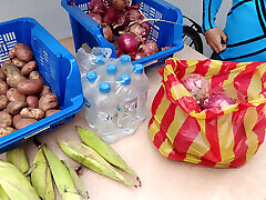 mujer cachonda se folla al hombre de las verduras-amateur casero