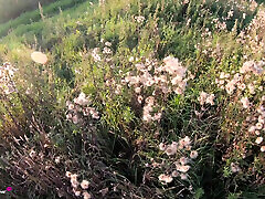 ورزش ها با الاغ کامل Fucks در در فضای باز بدون در نظر گرفتن خاموش شورت ایستاده سبک سگی-واقعی, رابطه جنسی در غروب آفتاب