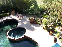 после ванны самое время отсосать и трахнуться с садовником