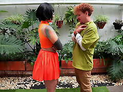 vilma découvre ce que shaggy cachait sous son pantalon kinsy wolanki great bisexual mem bite, le secret le mieux gardé de la salope excitée vilma