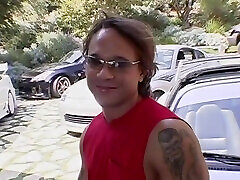 горячая грудастая блондинка принимает большой член на открытом воздухе в машине