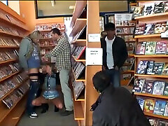 трахаю сексуальную блондинку в волосатую киску...кончаю в рот