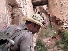 охотник нашел двух девушек для траха