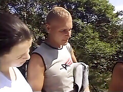 एक उभयलिंगी त्रिगुट के लिए आउटडोर बकवास और स्ट्रैपआन