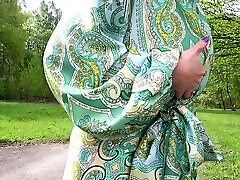 आउटडोर पार्क matur 44 बड़ी प्राकृतिक स्तन दिखा रहा है