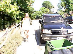 белокурой шлюшке нравится быть грубой