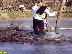 बदसूरत दादी गड़बड़ घर के बाहर