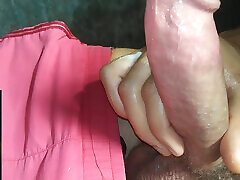 18 jahre alter junge mit größerem langem schwanz