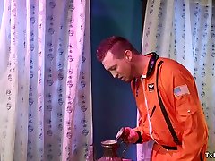 Tranny from bottle fucks astronaut