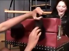 Goth grupo anal obligada Gets Tickled