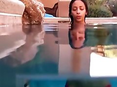 Bikini squeeky anal orgsm breathholding underwater