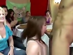 les strip-teaseuses se font sucer par les filles de la fête amateur de la fcm