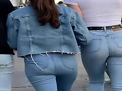 симпатичная девушка в обтягивающих джинсах на улице