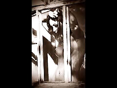 चुपके से जगाया रेट्रो मोनोक्रोम में 3213