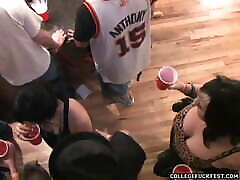 вечеринка траха в колледже подросток скачет верхом