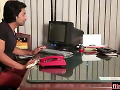 Interview dene Aayi hot girl ko boss ne pura choom liya Interview dene Aayi hot girl ko boss ne pura choom liya