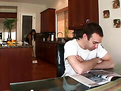 femme de ménage à la chatte poilue baisée dans le cul