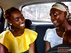 lesbiennes africaines flirtant en taxi et mangeant la chatte dans la chambre