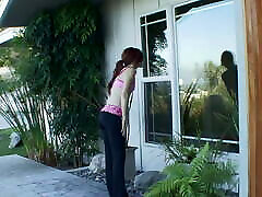 küken benutzen ihre yoga-bewegungen im bett, um sich gegenseitig zu befriedigen