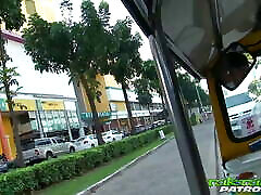 маленькая сиська тайской киски толчется длинным донгом