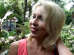 femme mûre se fait éjaculer sur le visage