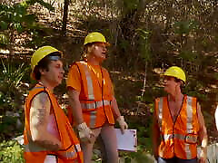 hausfrau laesst ich von den drei bauarbeiter ficken waehrend ihr mann arbeiten ist