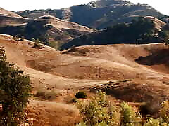 die studentenvereinigungsbabys kenzie reeves und gina valentina werden von cadey mercury beim rummachen auf der couch erwischt