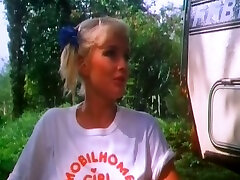 красивые и худощавые белые классические девушки занимаются диким сексом втроем