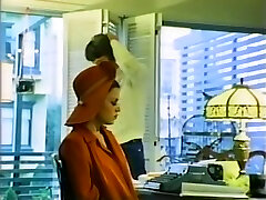 белая классическая брюнетка сучка в саду отсасывает черный член