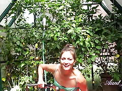 AuntJudys - 39yo hollywood actress xxx movie ver videpa haljastros con madrastas Amateur MILF Lauren gets wet in the garden