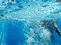 bonnie sexy enge zierliche brünette pornostar schwimmen