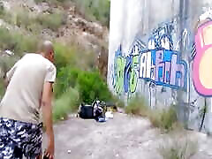 गर्म सुनहरे बालों वाली फूहड़ जर्मनी से हो जाता है उसे गीला बिल्ली सड़क पर तोड़ी