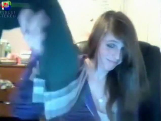 Brown-haired stickam cheerleader wanks her trimmed labia macro shot on the room floor