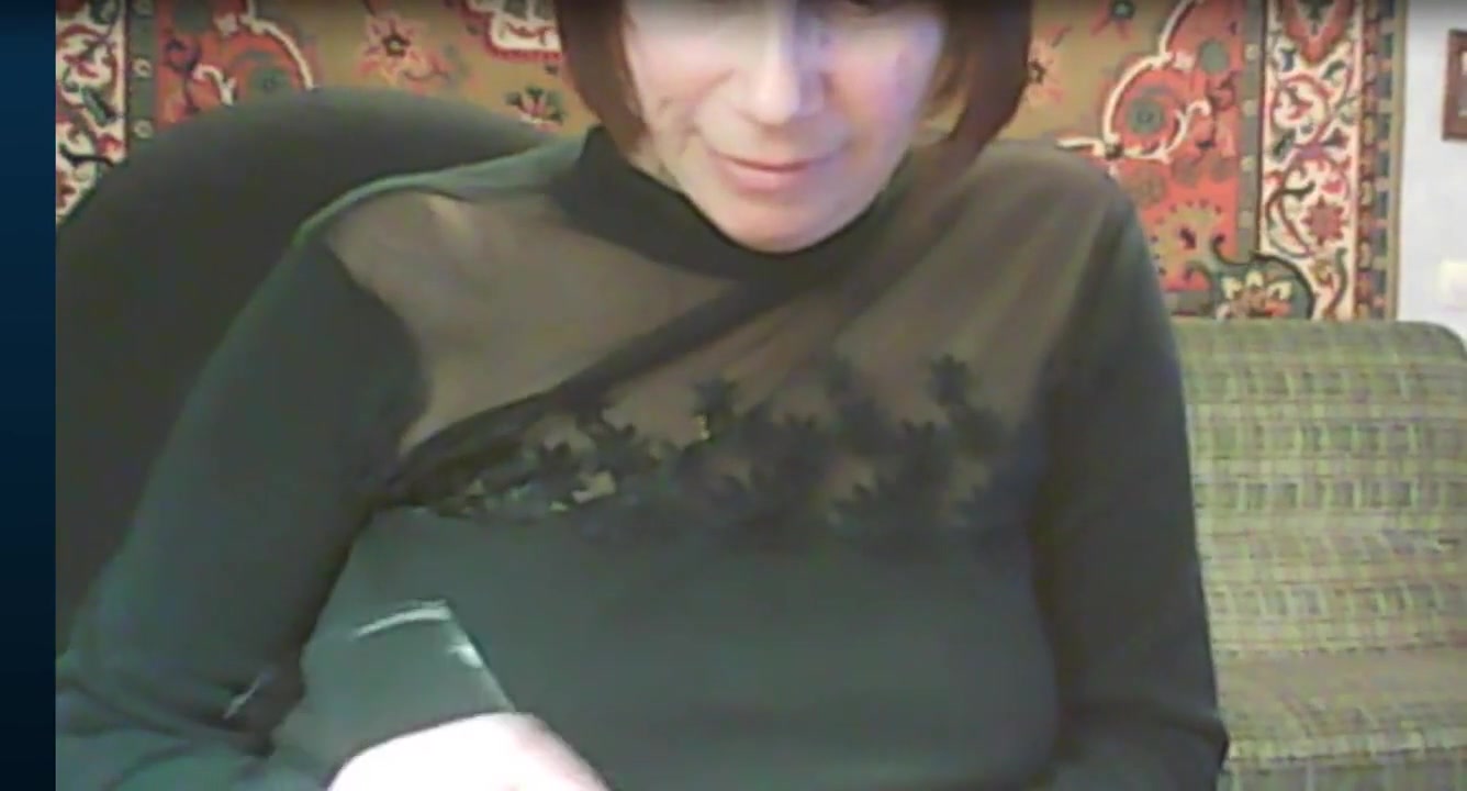 Уломать застенчивую маму на камеру