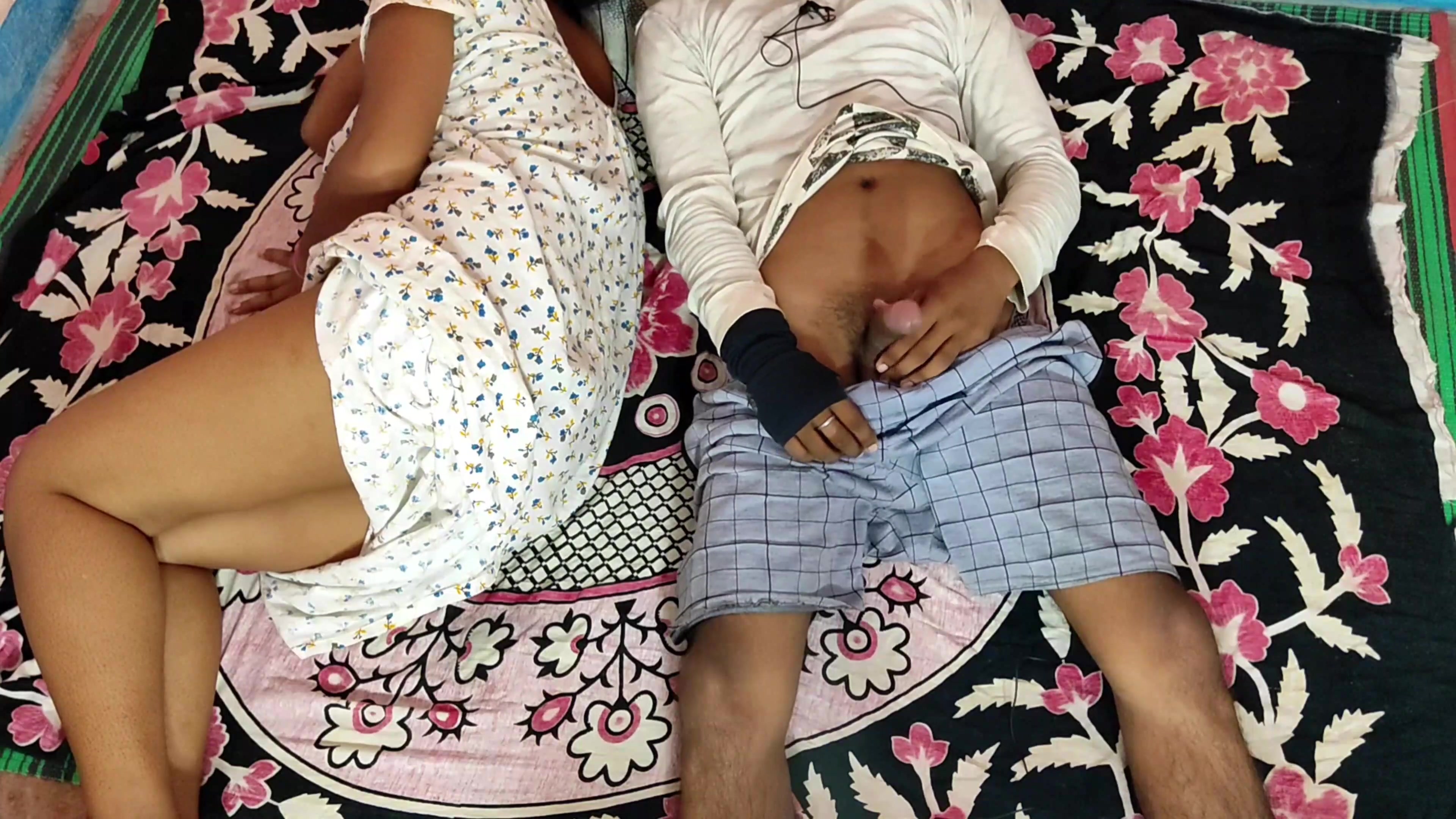 Raat me Soti huyi Jawan Bahan Ki Gaand - choot Dekh-sungkar muth mari. 